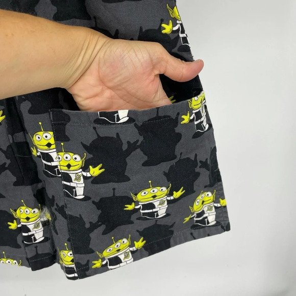 Disney Pixar Minions scrub top big pockets Small - Picture 6 of 6